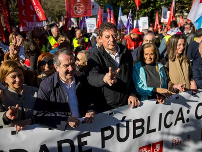 El candidato socialista José Ramón Gomez Besteiro, este domingo, en la manifestación convocada por la plataforma SOS Sanidad en defensa de la sanidad pública, en la Praza do Obradoiro.