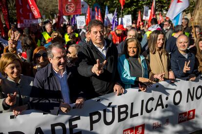 José Ramón Besteiro (centro), candidato del PSOE a la Xunta de Galicia, duranta la manifestación en defensa de la Sanidad Pública por en centro de Santiago de Compostela, el 4 de febrero. 