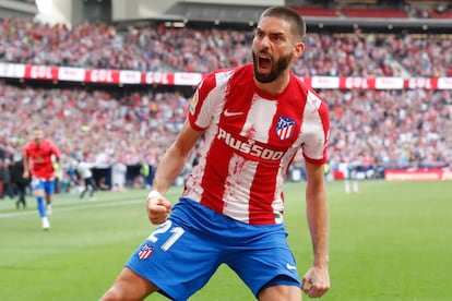 El delantero belga del Atlético de Madrid, Yannick Carrasco, celebra su segundo gol contra el Espanyol.