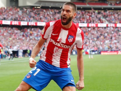 El delantero belga del Atlético de Madrid, Yannick Carrasco, celebra su segundo gol contra el Espanyol.