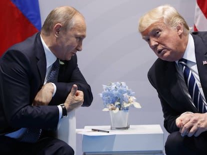 Donald Trump e Vladimir Putin na reunião do G-20 em Hamburgo, em julho de 2017.