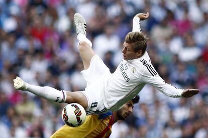 Kroos cae al suelo tras chocar con André Gomes