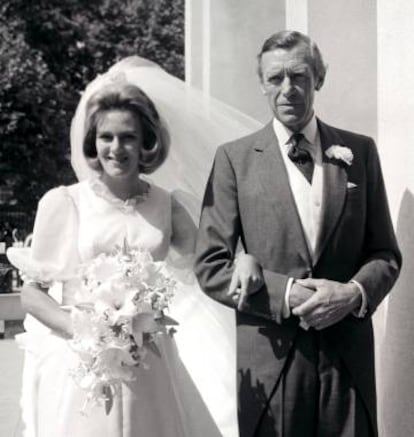 Camilla Parker, con su padre, el día de su boda en 1973.