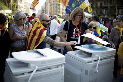 Fotocopiadoras para la elaboración de carteles durante la concentración en la plaza de la Universidat de Barcelona.