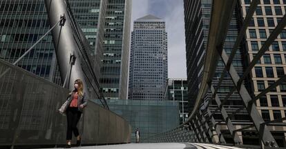 Puente delante de One Canada Square, en Canary Wharf (Londres), el 18 de mayo.