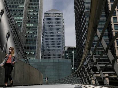 Puente delante de One Canada Square, en Canary Wharf (Londres), el 18 de mayo.