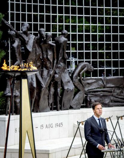 El primer ministro holandés, Mark Rutte , pronuncia un discurso durante una ceremonia para conmemorar el 70 aniversario de VJ. en el día en La Haya, Países Bajos.