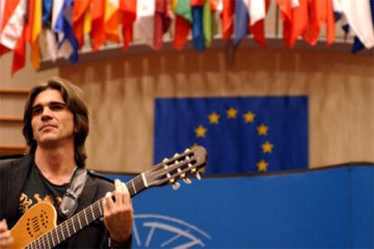 El cantante colombiano Juanes, durante su actuación en el Parlamento Europeo en Bruselas.