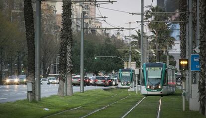 Un tramvia al tram de la Diagonal del Trambaix.