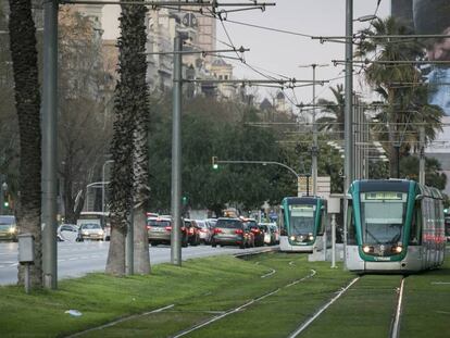 Un tranv&iacute;a en el tramo de la Diagonal del Trambaix. 