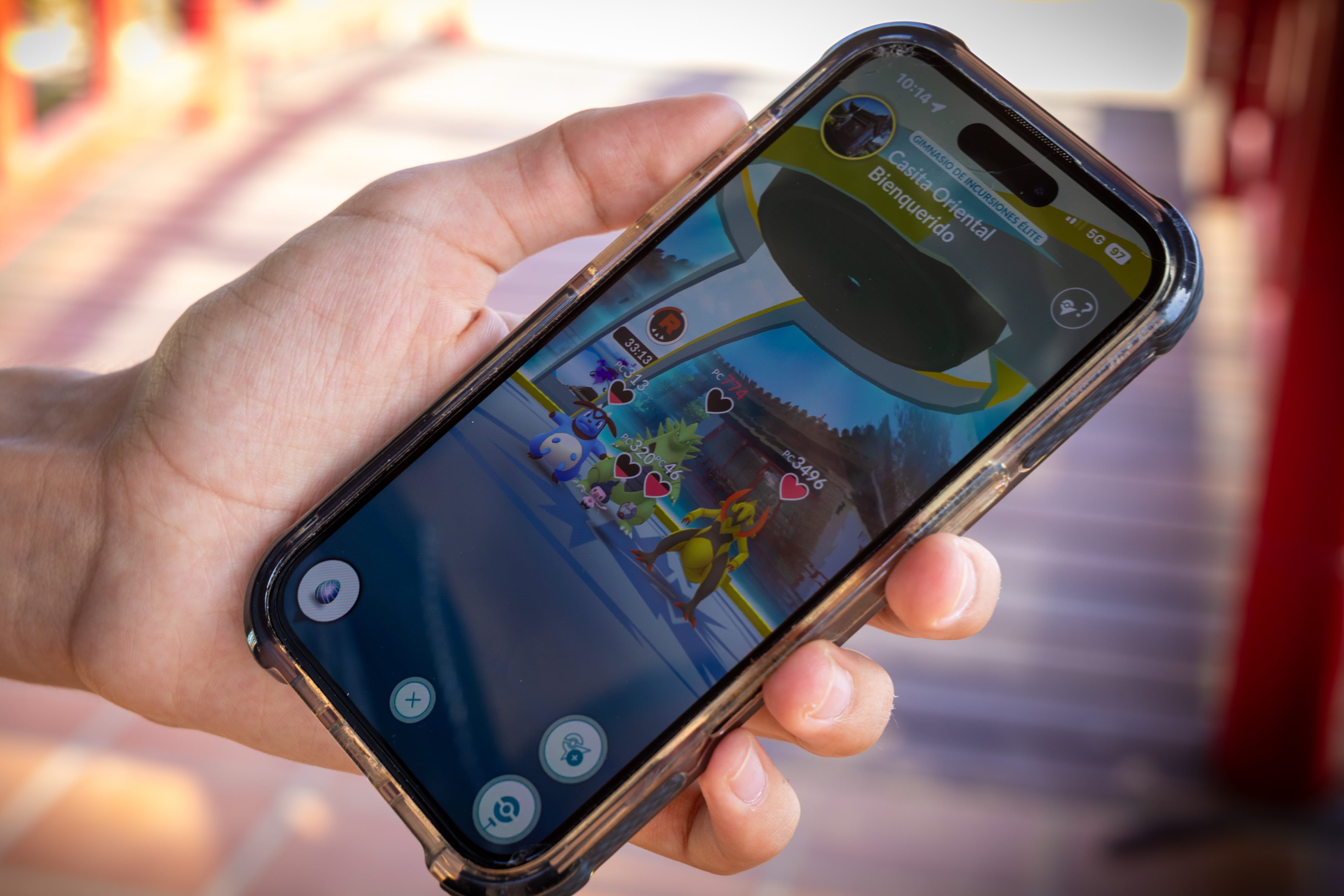 Leo 'Patoman' Marín muestra a parte de su equipo en una pokeparada de su actual hogar en Alhaurín de la Torre, Málaga.