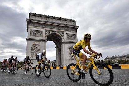 El británico Geraint Thomas (d) a su paso por el Arco del Triunfo en París (Francia).