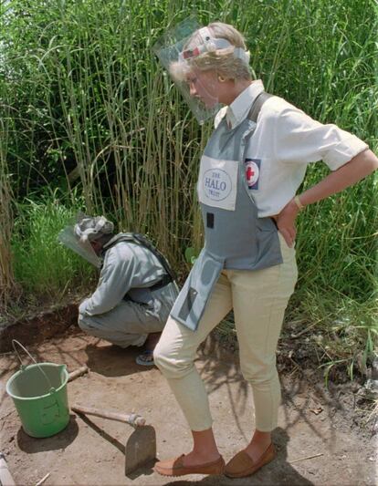 Tras su separación, Diana se centró en el trabajo humanitario. Aquí, la princesa en enero de 1997, con chaleco y máscaras protectores, durante un momento del proceso de limpieza de minas antipersona en Huambo, Angola. La princesa sabía que su imagen era poderosa y que atraía a todos los focos, así que se colocó allí donde más necesaria era esa llamada de atención.