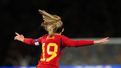 La jugadora española Olga Carmona celebra un gol durante la final del Mundial frente a Inglaterra.