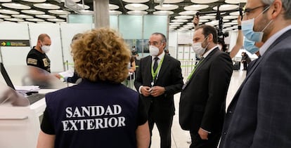 El ministro de Transportes, José Luis Ábalos, y el presidente de Aena, Maurici Lucena, en uno de los puestos de control sanitario del aeropuerto de Madrid Barajas.