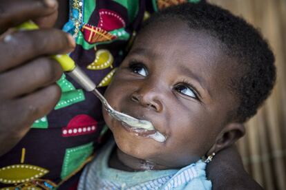 En la foto, Chatou Dembele, maliense de seis meses, come papilla enriquecida con micronutrientes en polvo. A pesar de ser el granero del país, la región de Sikasso tiene la tasa más alta de retraso del crecimiento en Malí. Uno de cada tres niños padece esta carencia.