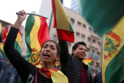 Una mujer celebra la renuncia de Morales, en La Paz. 