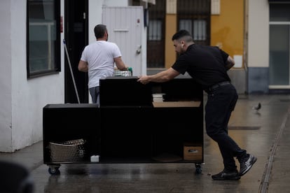 Trabajadores en una terraza, el mes de marzo en Sevilla.