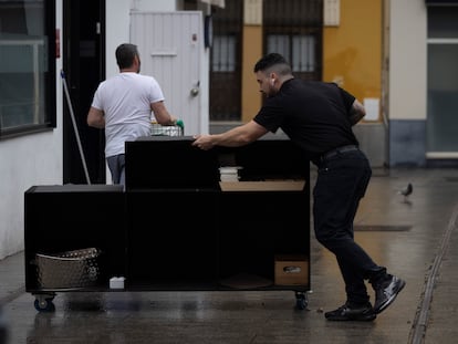 Trabajadores en una terraza, el mes de marzo en Sevilla.