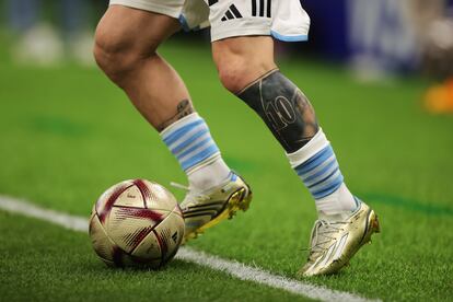 Las piernas de Leo Messi, en un momento del calentamiento previo al partido contra Croacia.