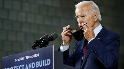 Joe Biden coloca uma máscara na quarta-feira após acabar sua fala em um comício em Lancaster (Pensilvânia).