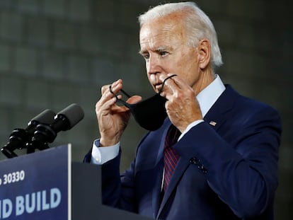 Joe Biden se colocaba una mascarilla tras terminar su intervención en un mitin en Lancaster (Pensilvania), este jueves.