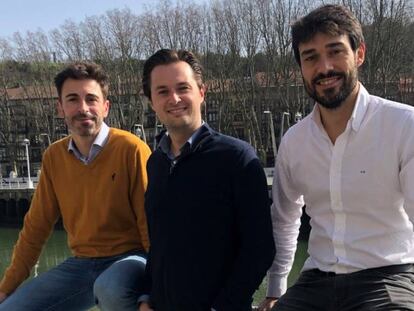 Diego Recondo y Hugo Fernández-Mardomingo, codirectores y nuevos socios de All Iron Ventures, junto a Robert Nowak (centro), director del equipo de inversión de la firma.