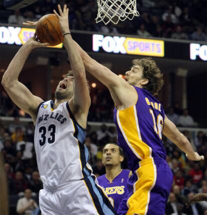 Los hermanos Marc y Pau Gasol se disputan la posesión del balón en el partido entre los Memphis Grizzlies y los Lakers.