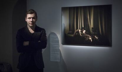 El fotògraf Mads Nissen amb la seva obra guanyadora del World Press Photo.