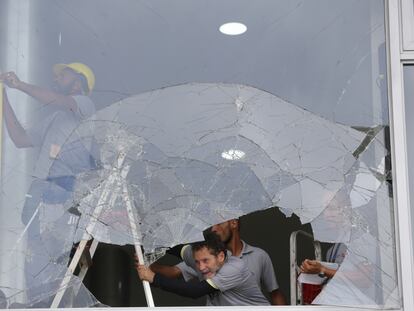 Un trabajador reemplaza los vidrios destrozados en el Palacio de Planalto en Brasilia, después de que los bolsonaristas radicales invadieran los edificios gubernamentales el pasado 8 de enero.