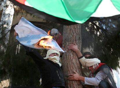 Protestantes chipriotas queman una bandera israelí frente a la embajada israelí en Nicosia, capital del país, en una manifestación en solidaridad con la Franja de Gaza.
