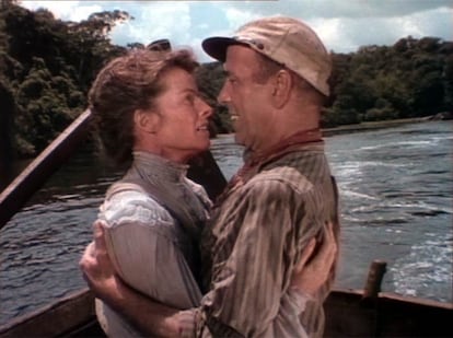 "No se para qu quieren los alemanes este sitio olvidado de dios". John Huston vuelve a dirigir a Bogart, que consigui el Oscar al mejor actor. Junto a l, Katharine Hepburn en uno de sus mejores papeles.