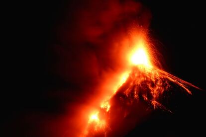 El volcán de Fuego de Guatemala, ubicado 50 kilómetros al suroeste de la capital, inició una nueva fase eruptiva 'débil' con constantes explosiones moderadas y alguna fuerte, además de retumbos sensibles a 12 kilómetros de distancia.