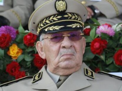 El militar, fiel a Buteflika antes de las protestas, pidió su marcha posteriormente y se puso al frente del régimen hasta las elecciones del 12 de diciembre