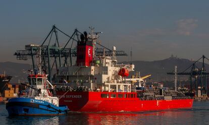 Llegada al puerto de Barcelona del buque Sichem Defender,  procedente de Tarragona, con cargamento de agua para paliar la escasez de hídrica que sufría la ciudad de Barcelona en 2008. En la imagen, varios tecnicos de Aigues de Barcelona realizan  pruebas de calidad.