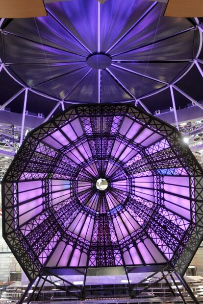 La cúpula irá cambiando de color y de luz a lo largo de la ópera, gracias a 1.400 fluorescentes instalados en su interior. La estructura empleará el mismo equipo de sonido de la Super Bowl: según los organizadores, 60 micrófonos y otros tantos altavoces garantizarán la misma calidad en todo el recinto.