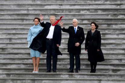 De izquierda a derecha, la primera dama Melania Trump, el presidente Donald Trump, el vicepresidente Mike Pence y su esposa Karen saludan al expresidente Barack Obama y Michelle Obama durante una ceremonia de despedida en la fachada Este del Capitolio. 