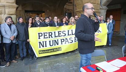 Joan Coma, arropado por dirigentes de ERC, PDC, ANC i &Ograve;mnium, en Vic. 