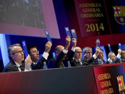 Els directius del Barça durant una votació de l'assemblea.
