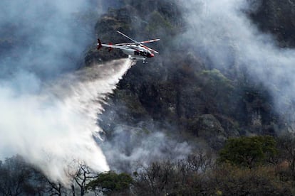 Un helicóptero ayuda en las labores para apagar los incendios en Tepoztlán, Morelos.