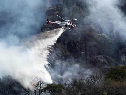 Un helicóptero ayuda en las labores para apagar los incendios en Tepoztlán, Morelos.