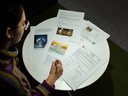 Una joven realiza uno de los modelos de examen de Selectividad que se han presentado este martes.