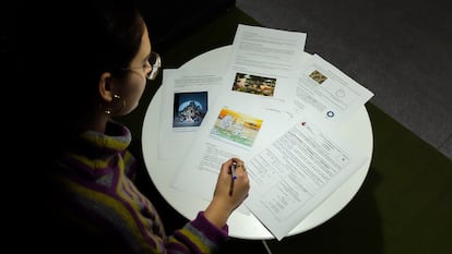 Una joven realiza uno de los modelos de examen de Selectividad que se han presentado este martes.