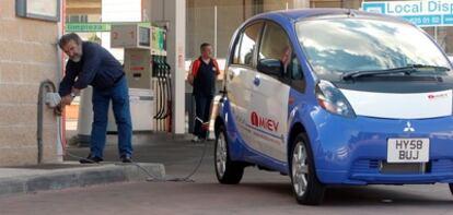 Un técnico de Mitsubishi carga un modelo eléctrico en Alcobendas.