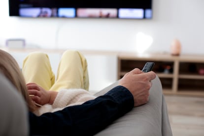 Personas viendo la televisión.