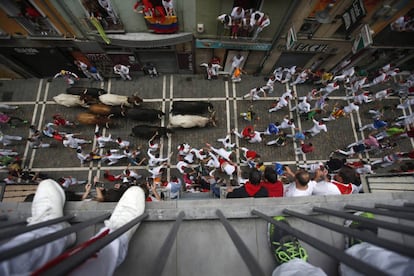 Los toros de la ganadería de Fuente Ymbro a su paso por la calle Estafeta de Pamplona.