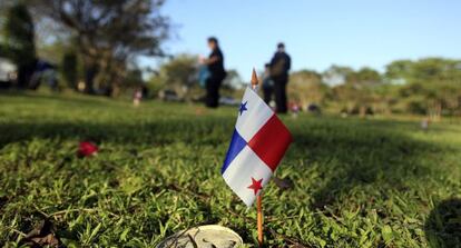 Familiares de v&iacute;ctimas de la invasi&oacute;n de Estados Unidos a Panam&aacute; visitan el cementerio de Ciudad de Panam&aacute; este viernes.