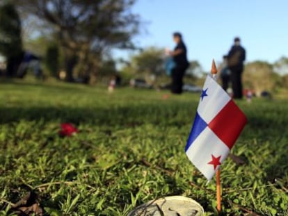 Familiares de vítimas da invasão dos EUA ao Panamá visitam o cemitério da Cidade do Panamá. / EFE