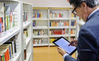 Ignacio González en una de las bibliotecas de la región.