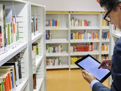 Ignacio González en una de las bibliotecas de la región.